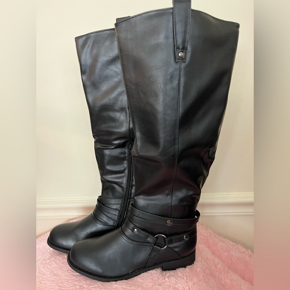 Journee Collection Women's Black Knee-High Boots - Picture 8 of 11